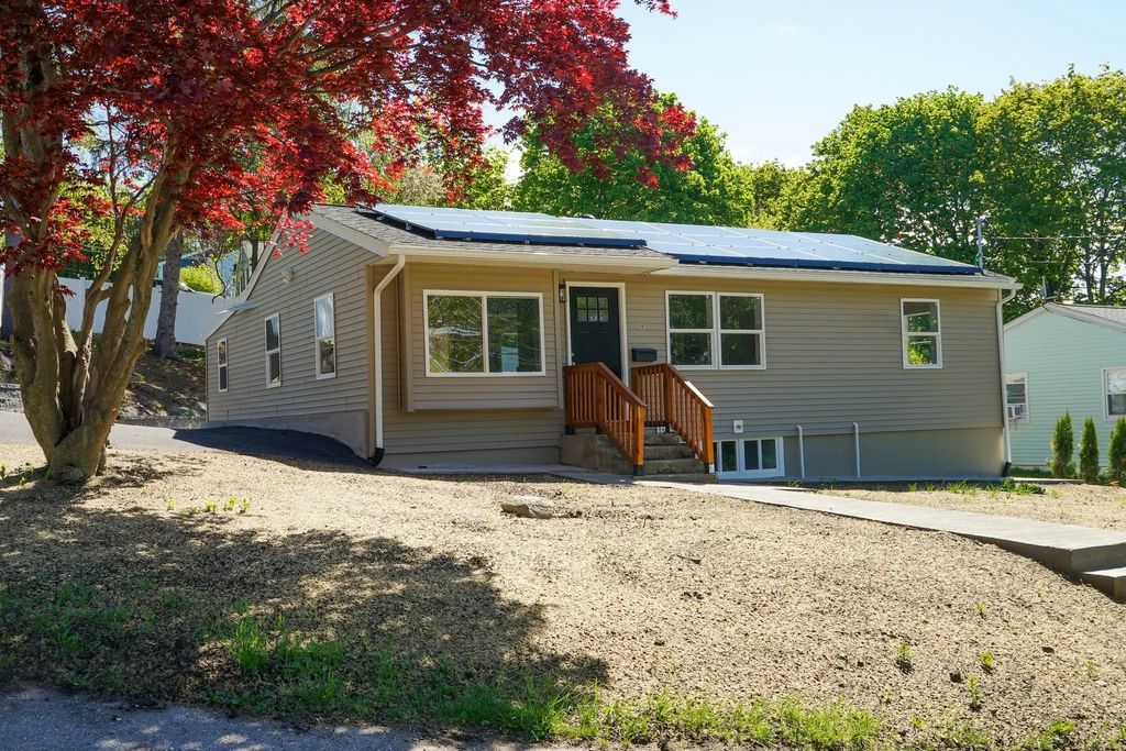 8 Sussex Ln, Worcester