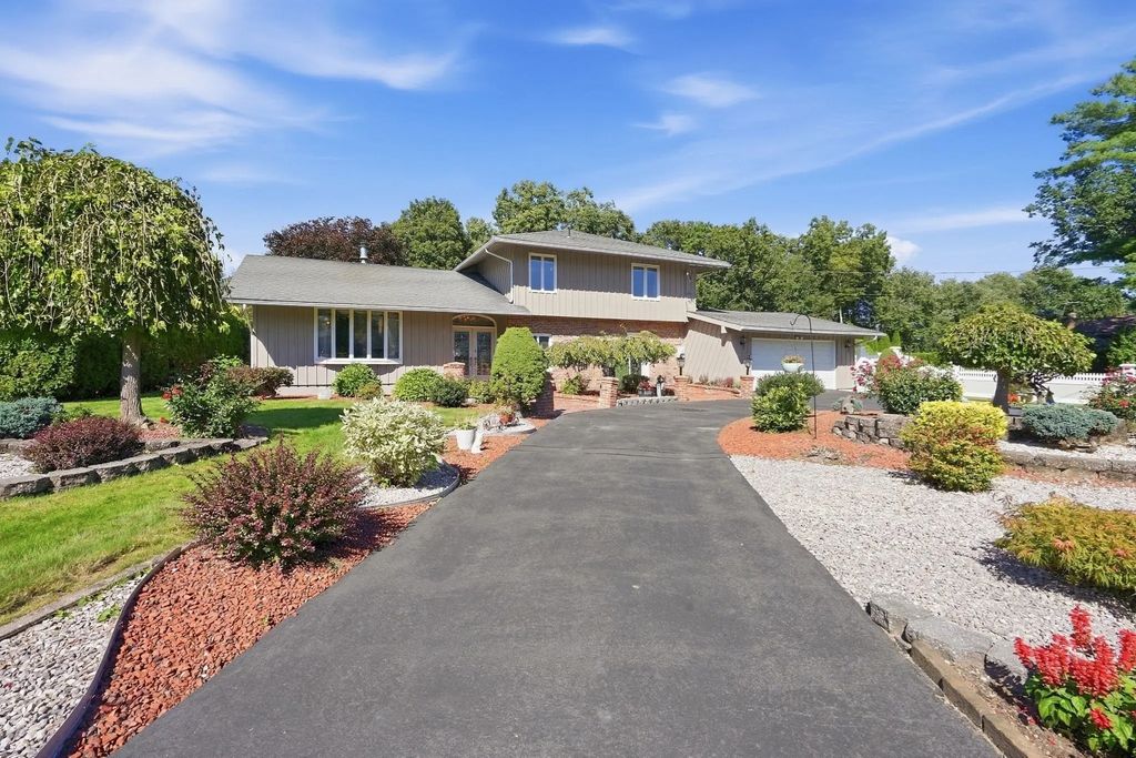 105 Higher Brook Dr, Ludlow