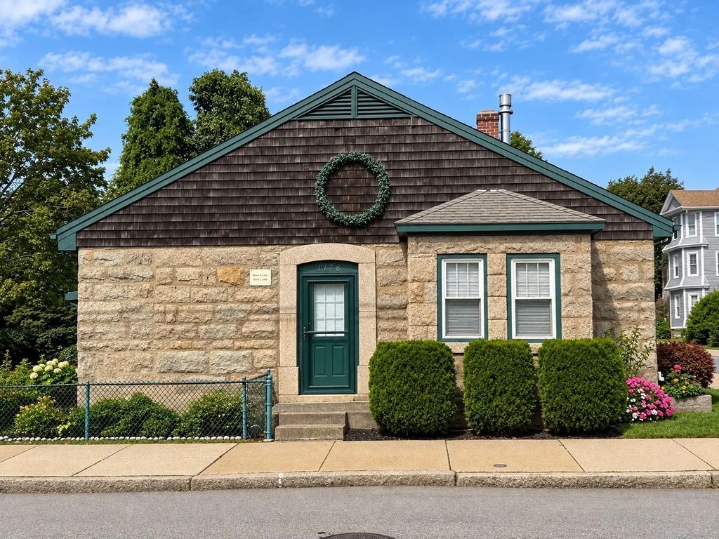 1478 Locust St, Fall River