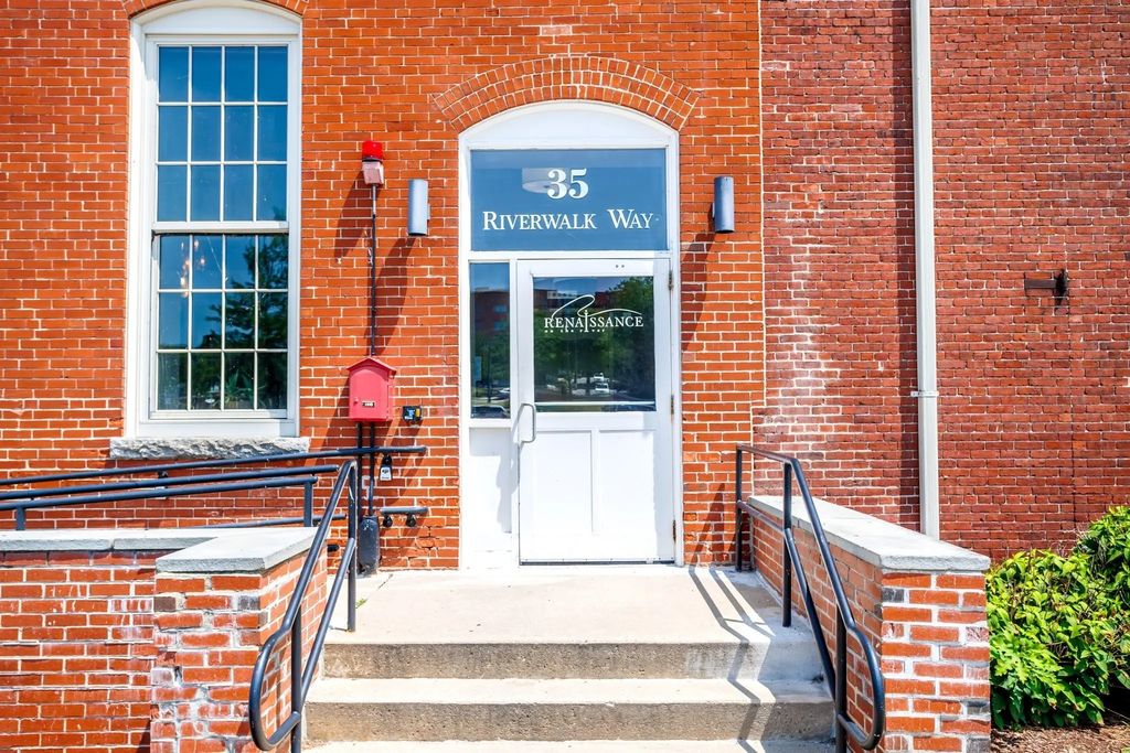 35 Riverwalk Way #r201, Lowell