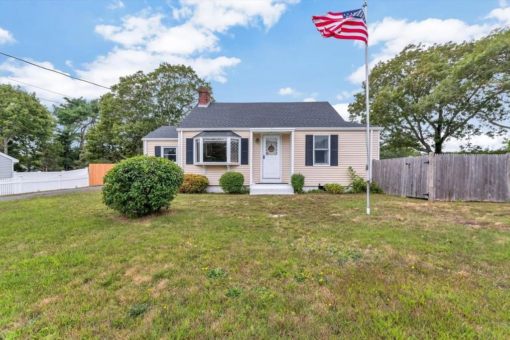 7 Queens Bay Ln, Bourne