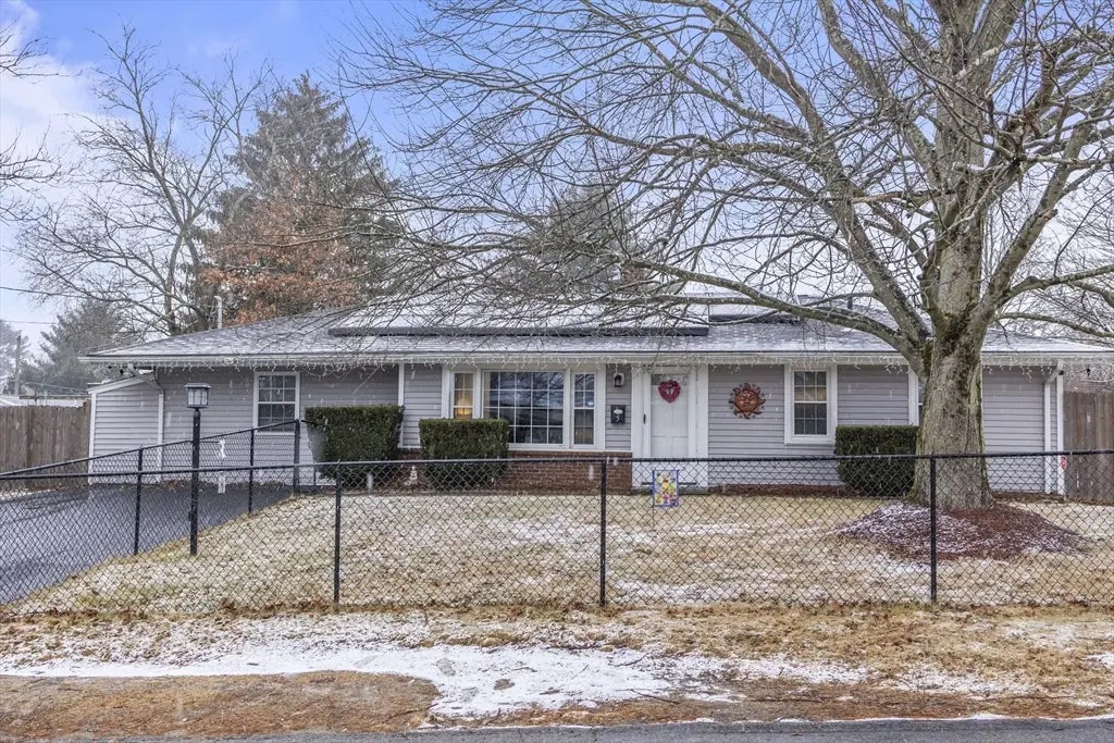 5 Debbie Rd, Brockton