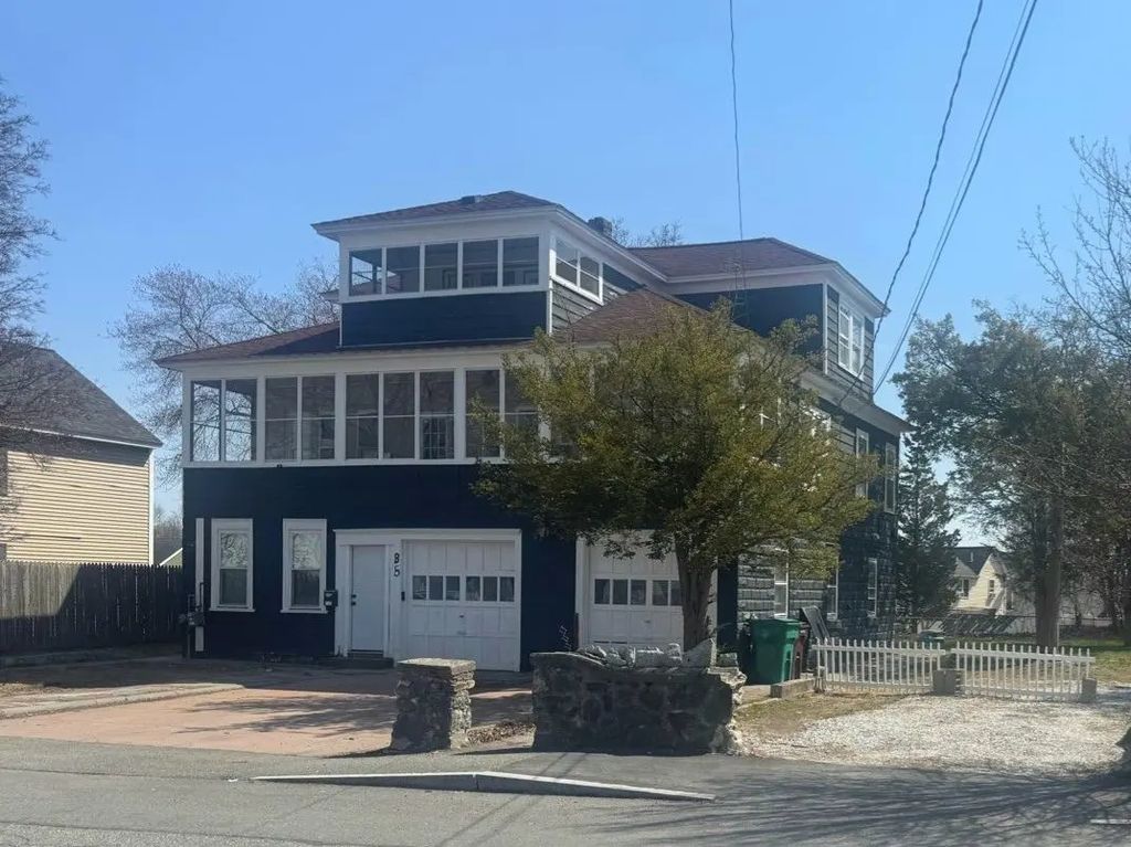 85 Seneca Street, Lowell