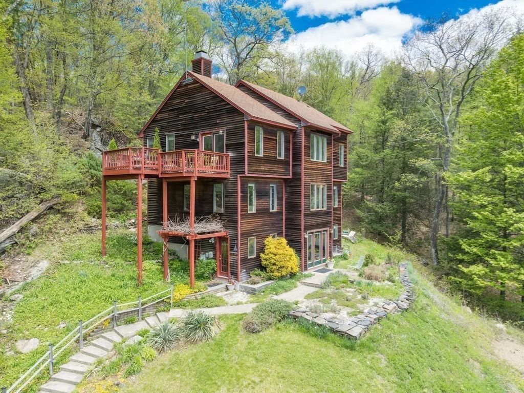 247 Montague Rd, Leverett