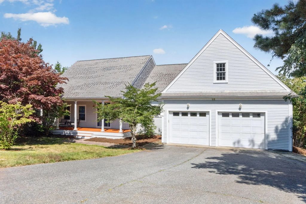 82 Nottingham Dr, Yarmouth