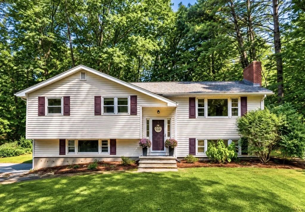 15 Carriage Dr, Chelmsford