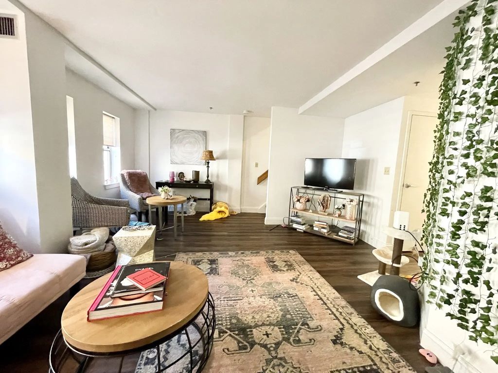 1 Pine St #b, Boston