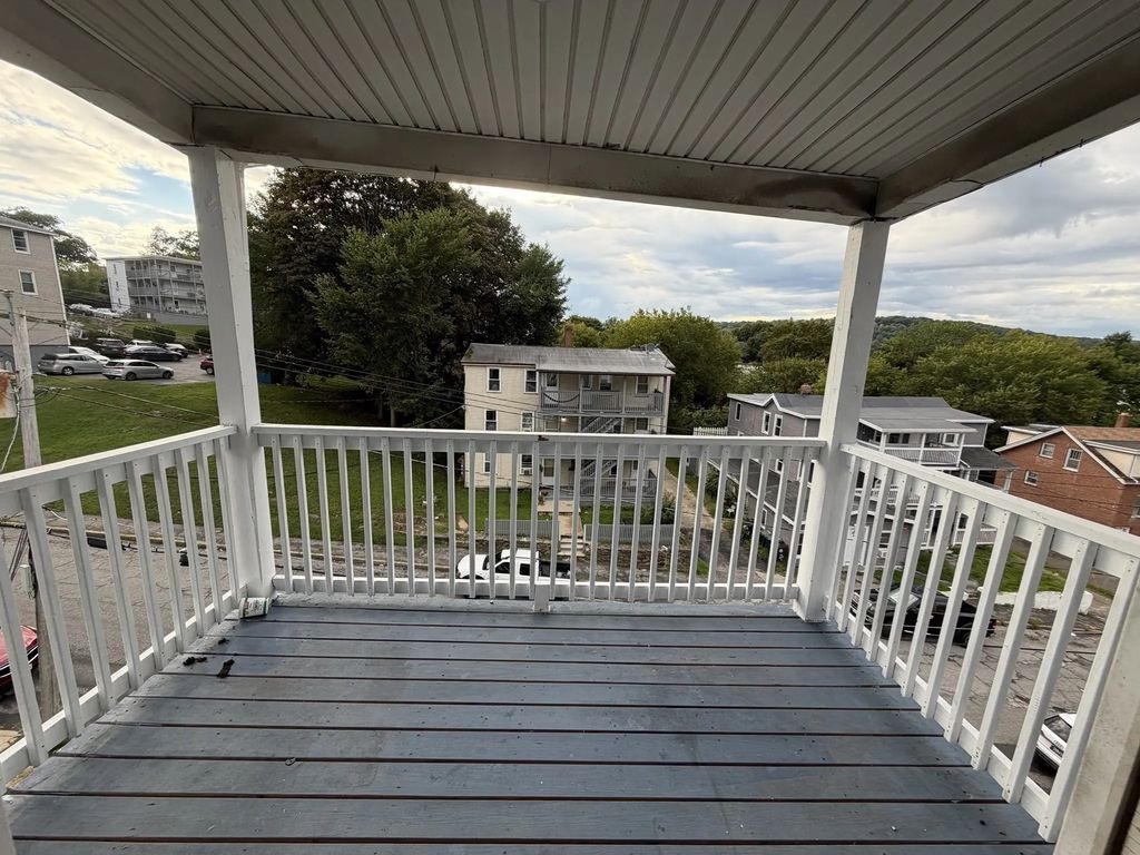 99 Cross St #3f, Southbridge