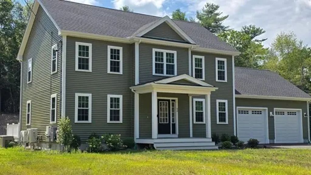 90 Howland Rd, Lakeville