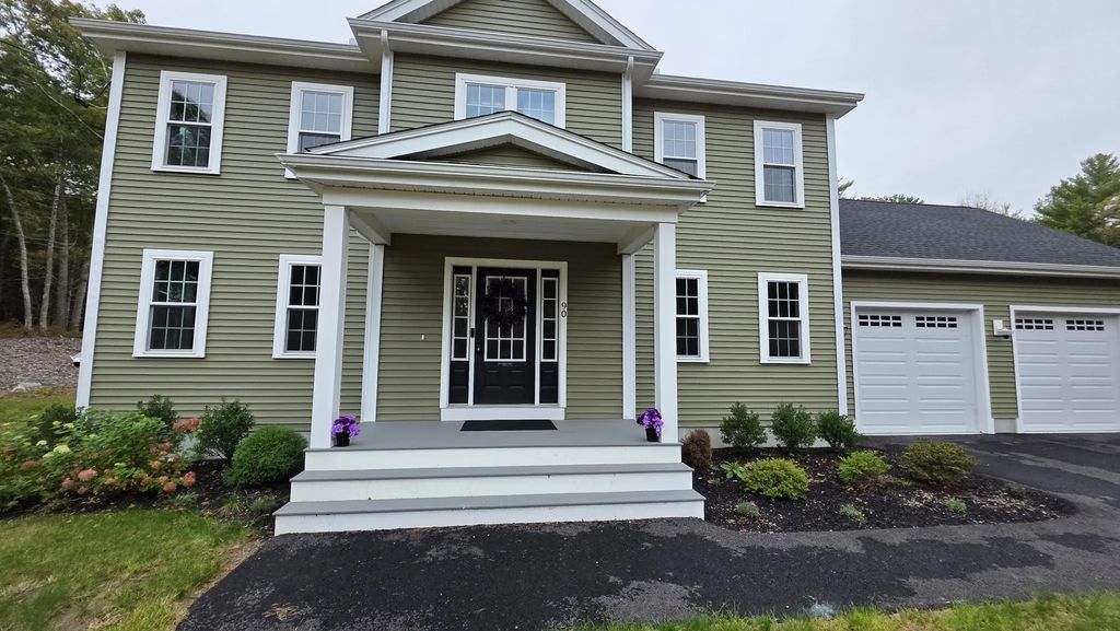 90 Howland Rd, Lakeville