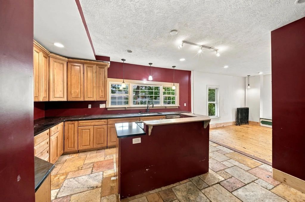 30 Myrtle Ave, Holyoke