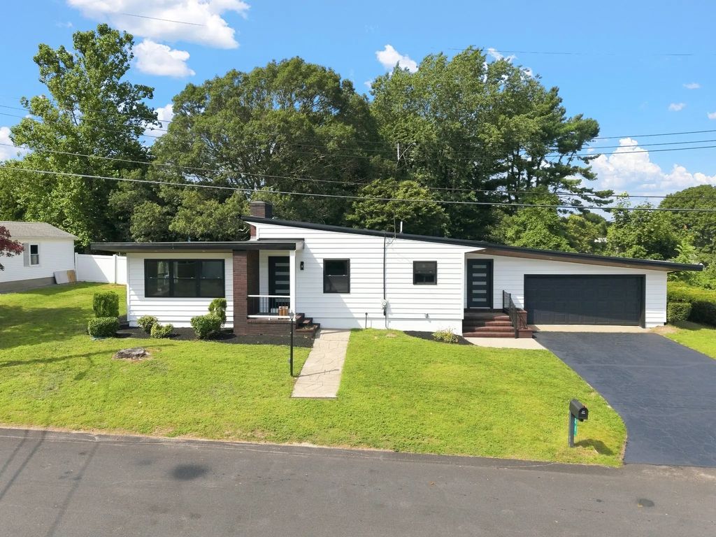 21 Hilltop Rd, Dartmouth