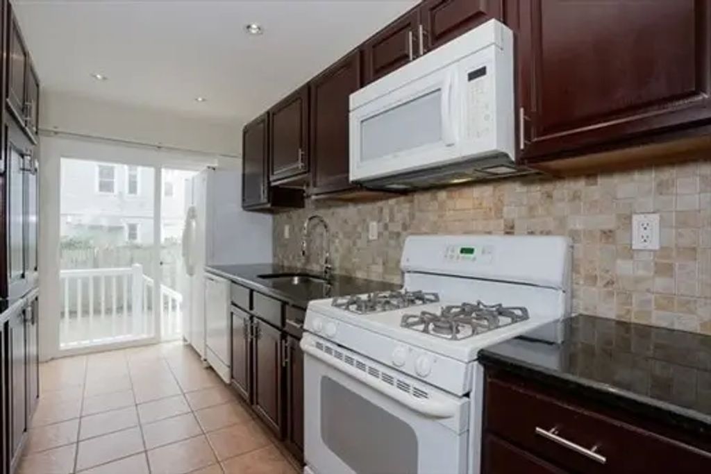 304 Davis St #1, New Bedford