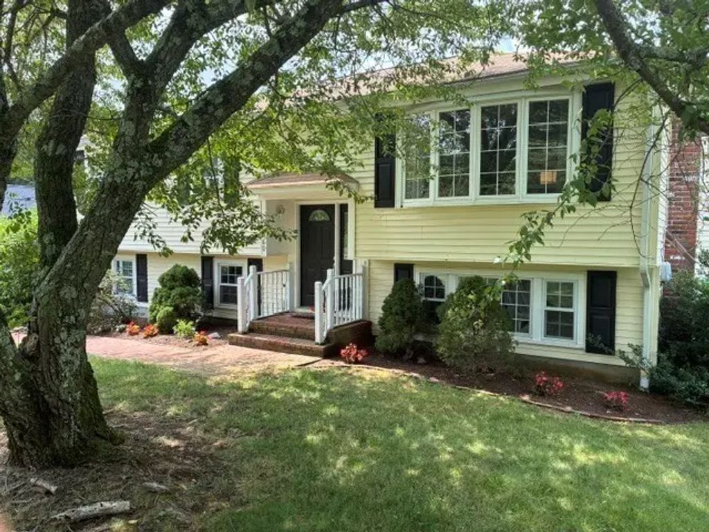 560 Allen Ave, North Attleboro