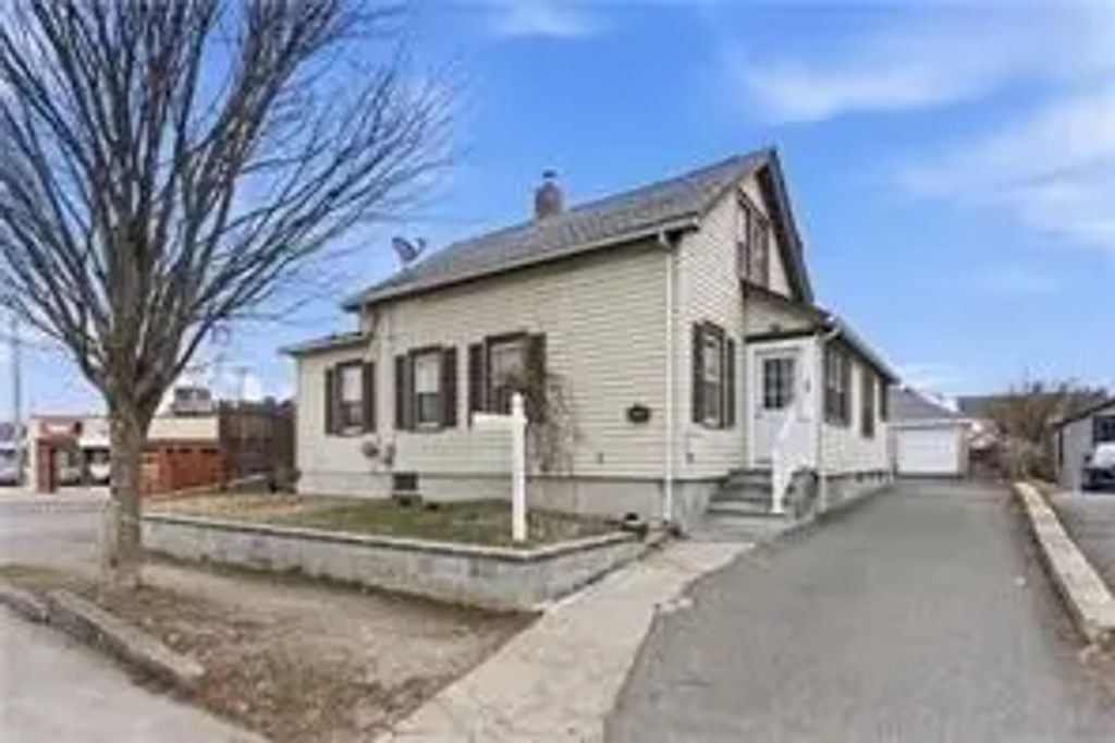 215 Kenyon Ave, Pawtucket
