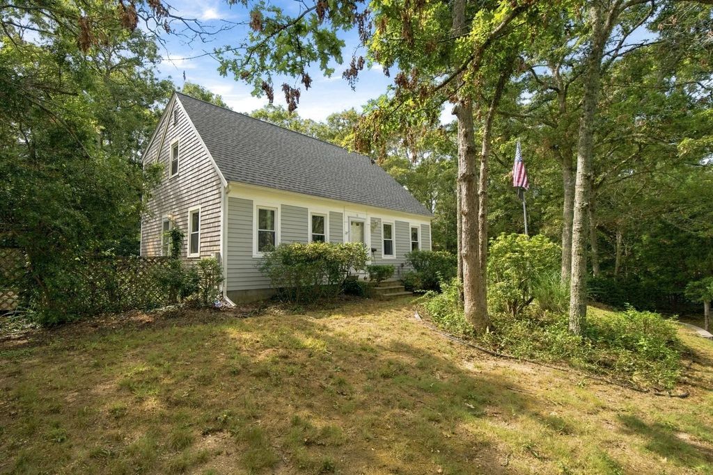 16 Gunters Ln, Mashpee