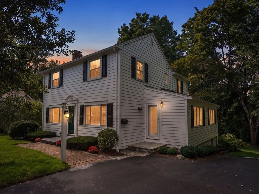 7 Cape Cod Ln, Canton