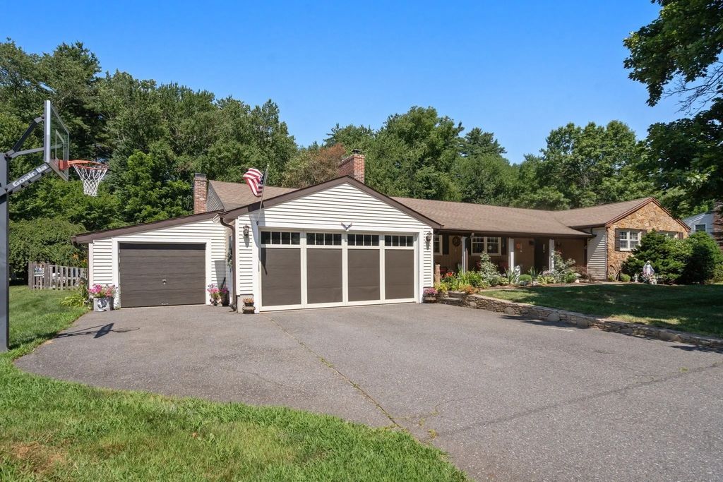 16 Burbank Lane, Lancaster