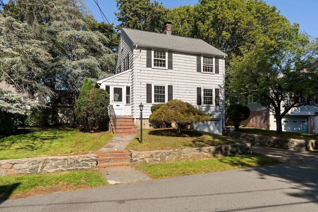 51 Iroquois Road, Arlington