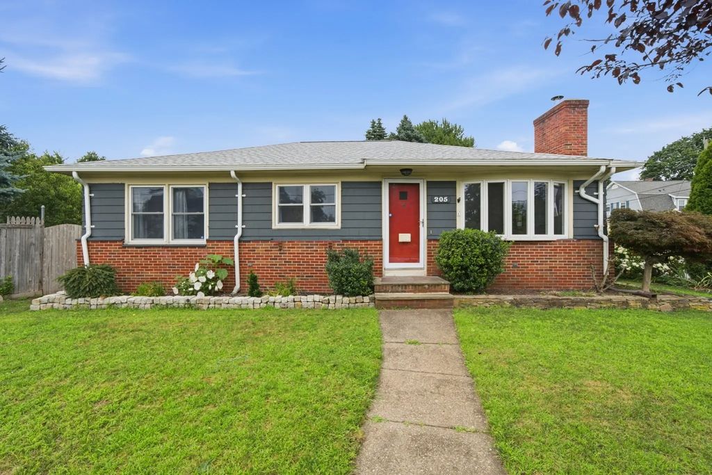 205 Central Ave, Seekonk