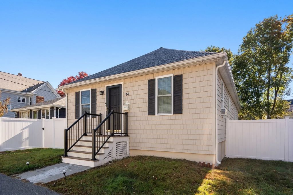 44 Holmes Rd, Dedham