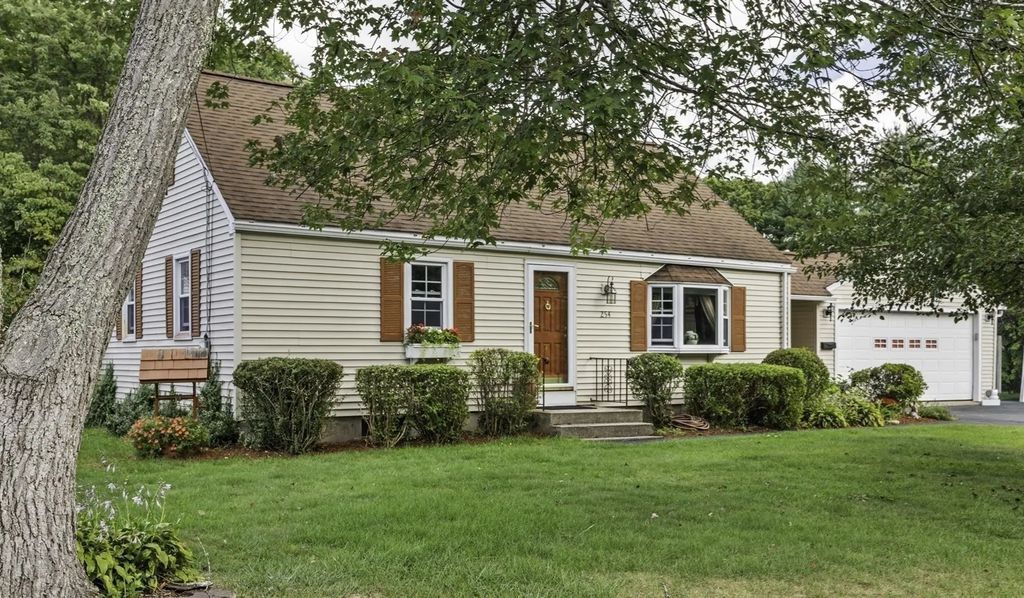 254 Mccarthy Ave, Chicopee