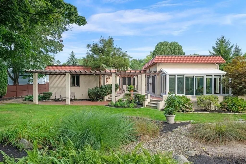 37 Phillips Beach Ave, Swampscott