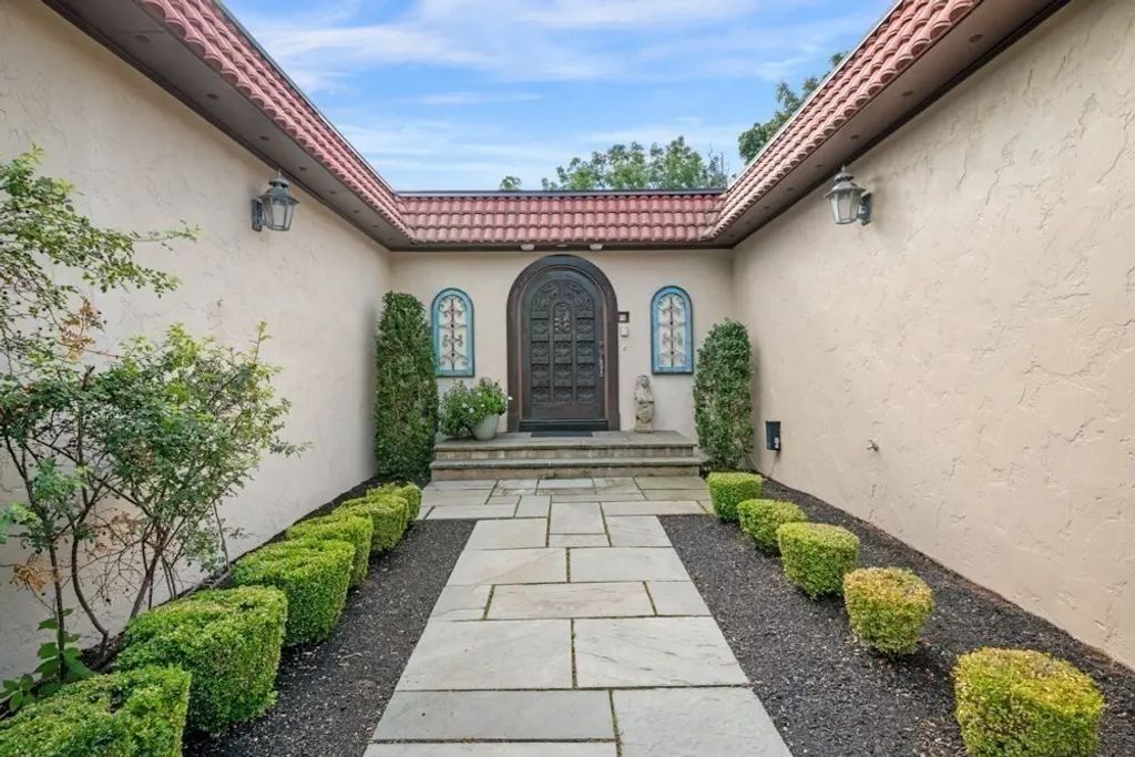 37 Phillips Beach Ave, Swampscott
