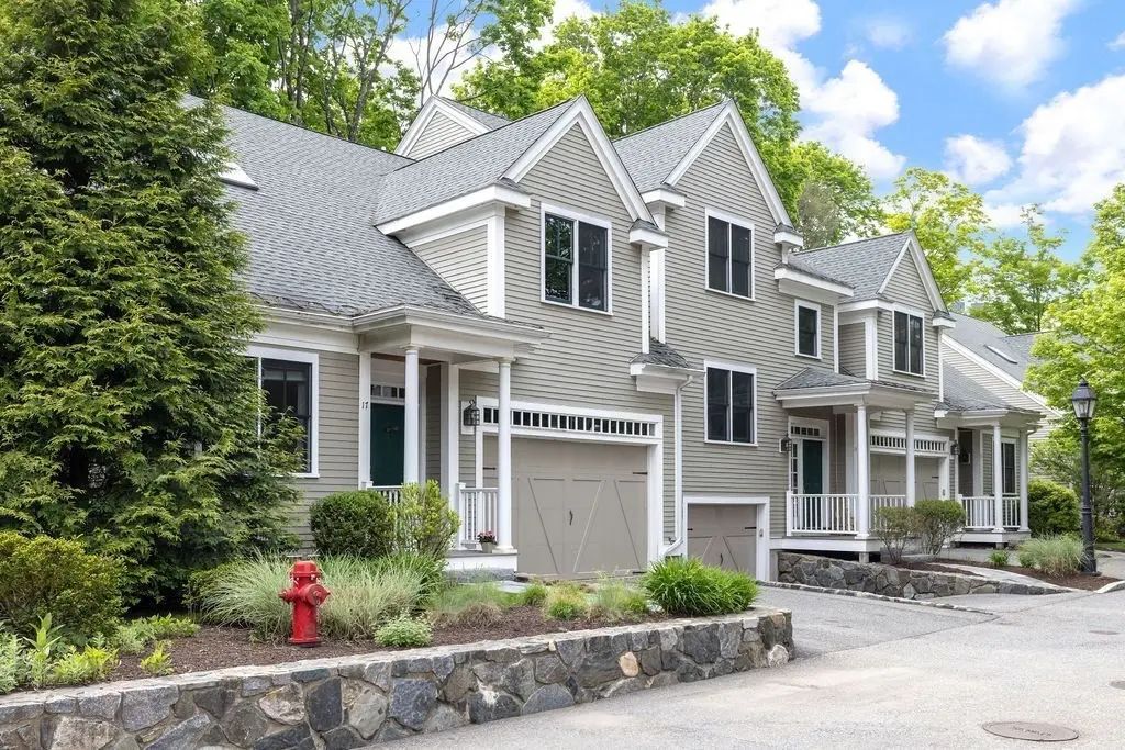 17 Wadsworth Ln #17, Wayland