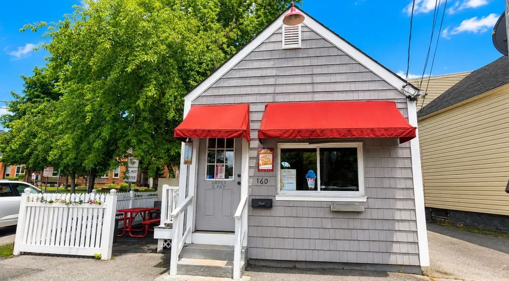 160 Lynn Street, Peabody