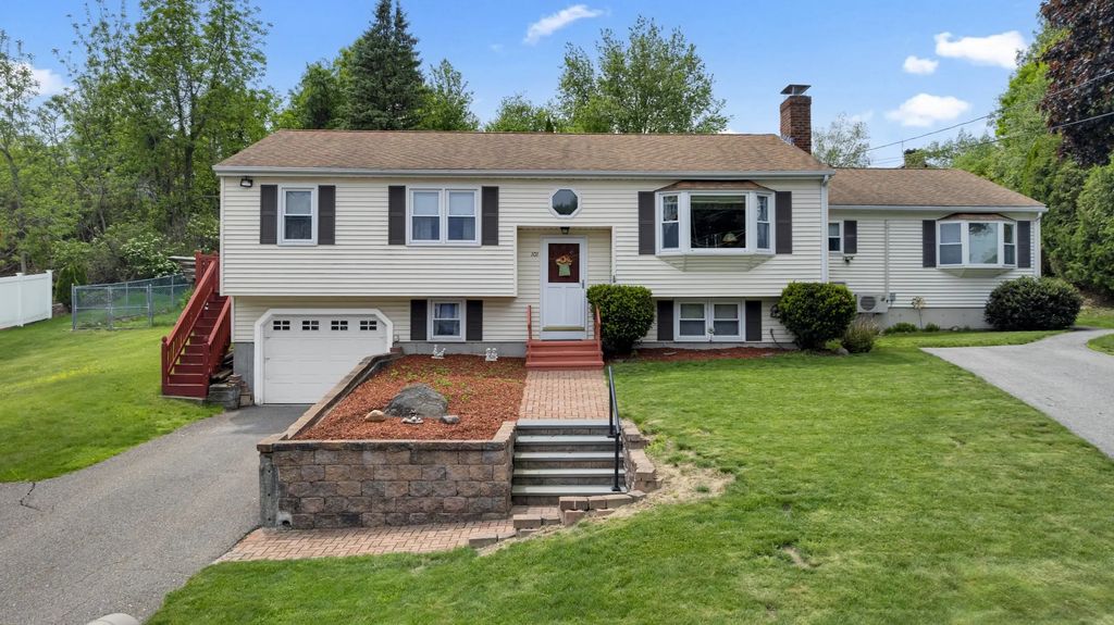 101 Long Hill Dr, Leominster