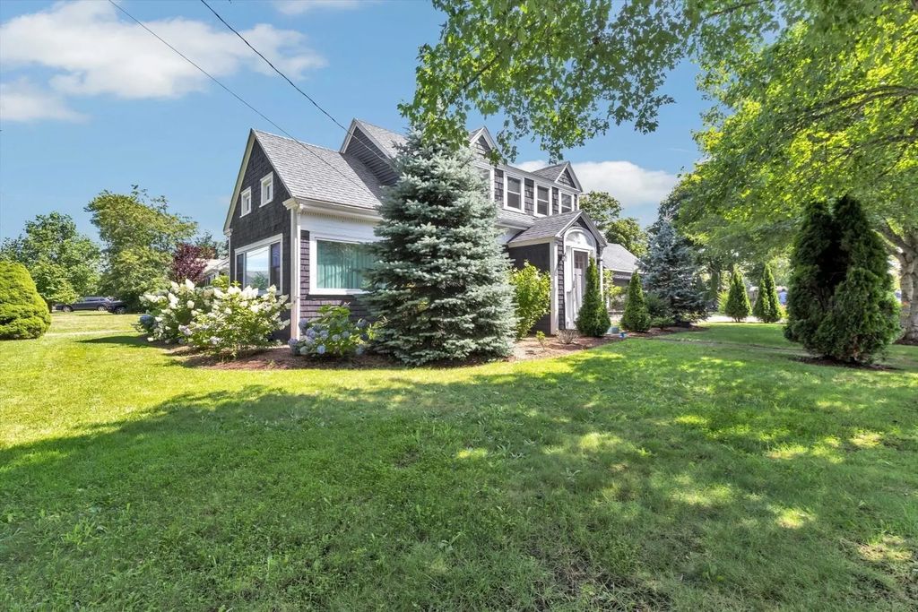 44 Maple Avenue, Barnstable