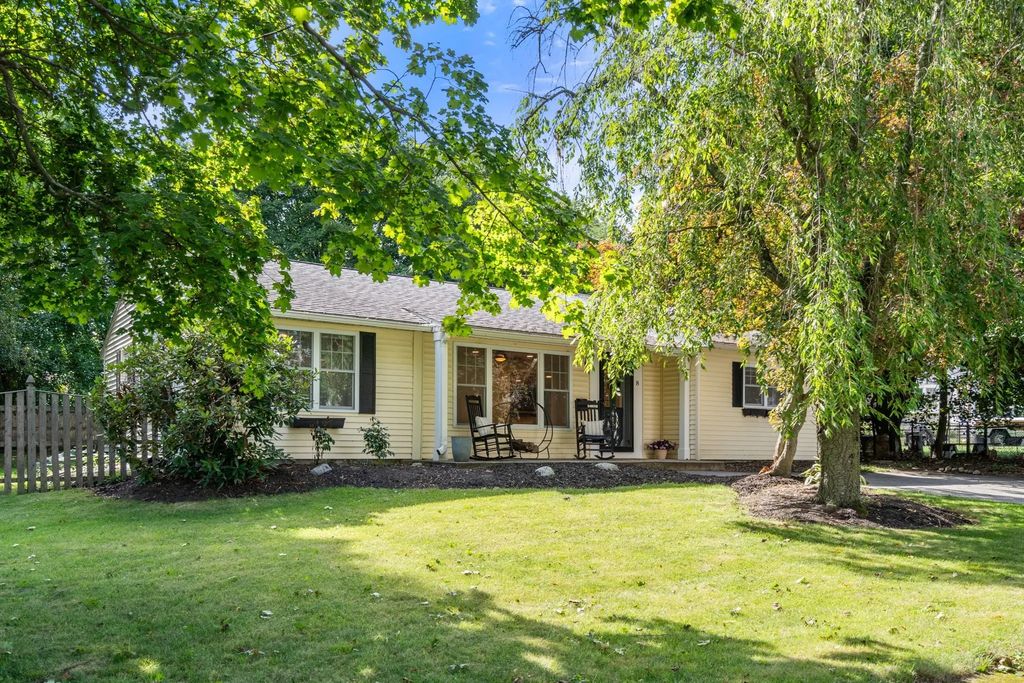 8 Vista Dr, Shrewsbury
