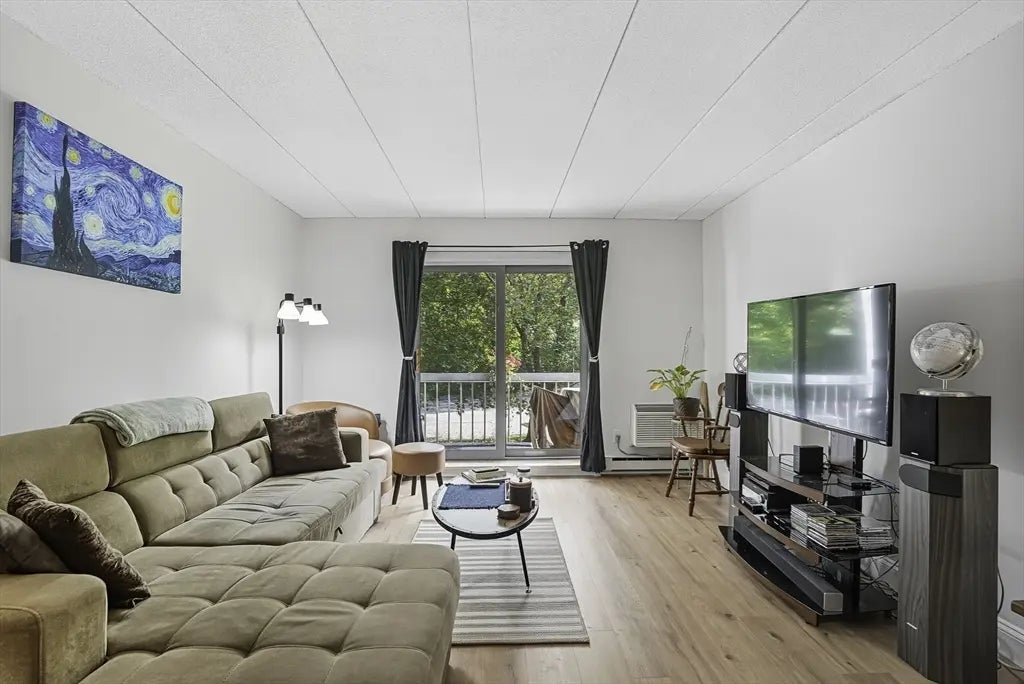 85 Commons Dr #210, Shrewsbury