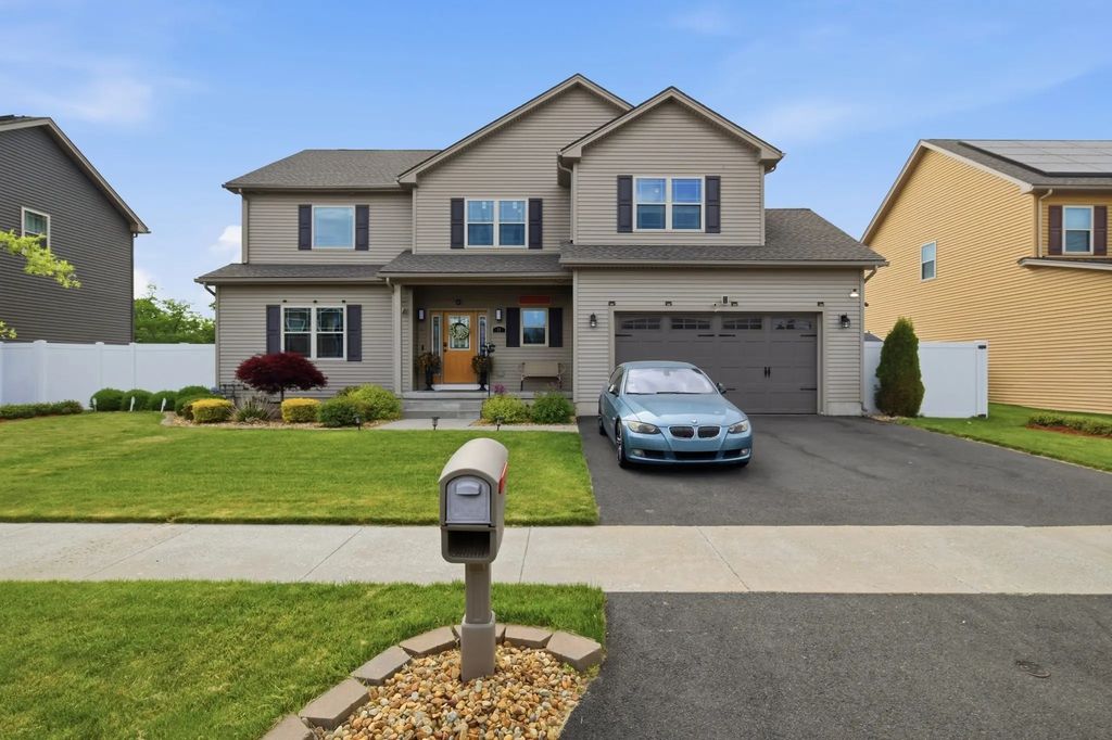 11 Elaine Cir, Springfield