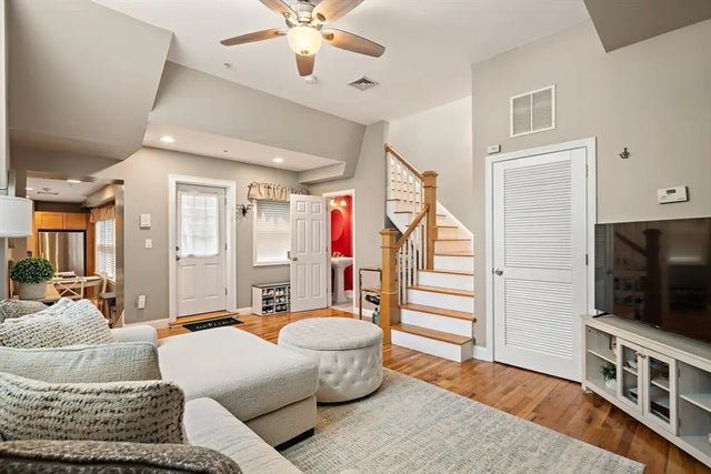 336 Saratoga St #8, Boston