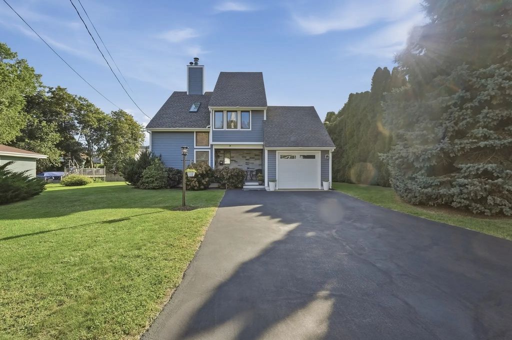 155 Friendship St, Fall River