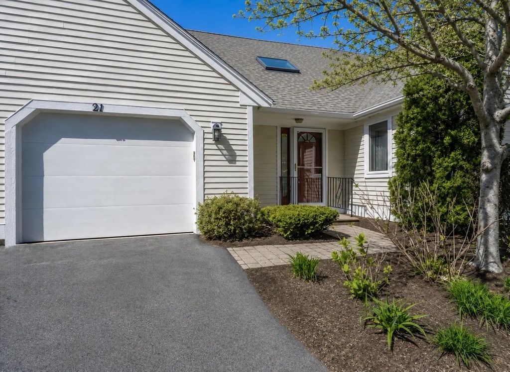 21 Rolling Green Ln #140, Mashpee