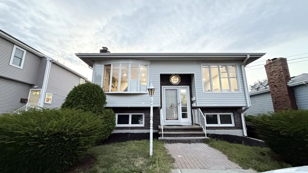 122 Lantern Rd #1, Revere
