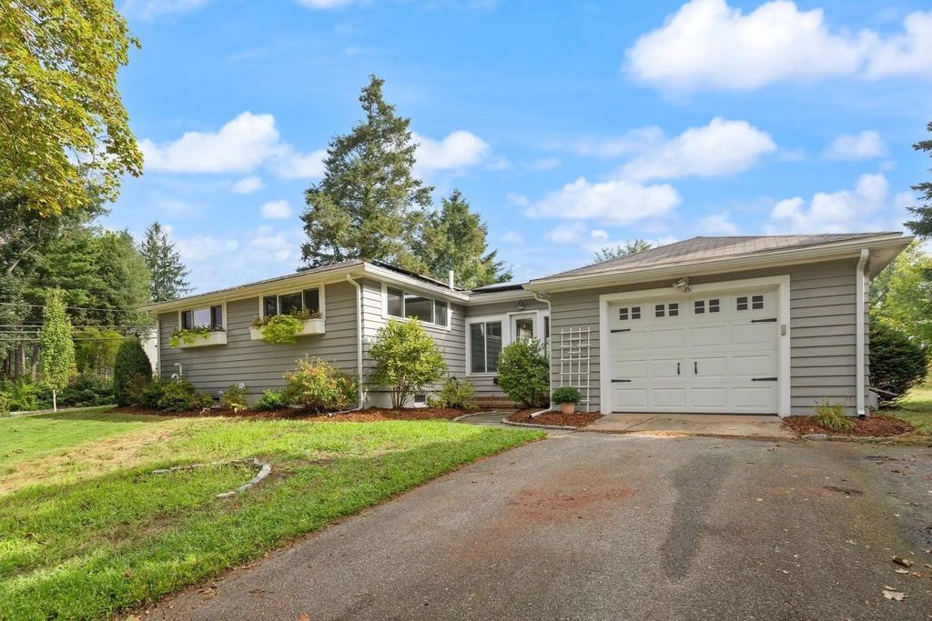 161 Dodge St, Beverly