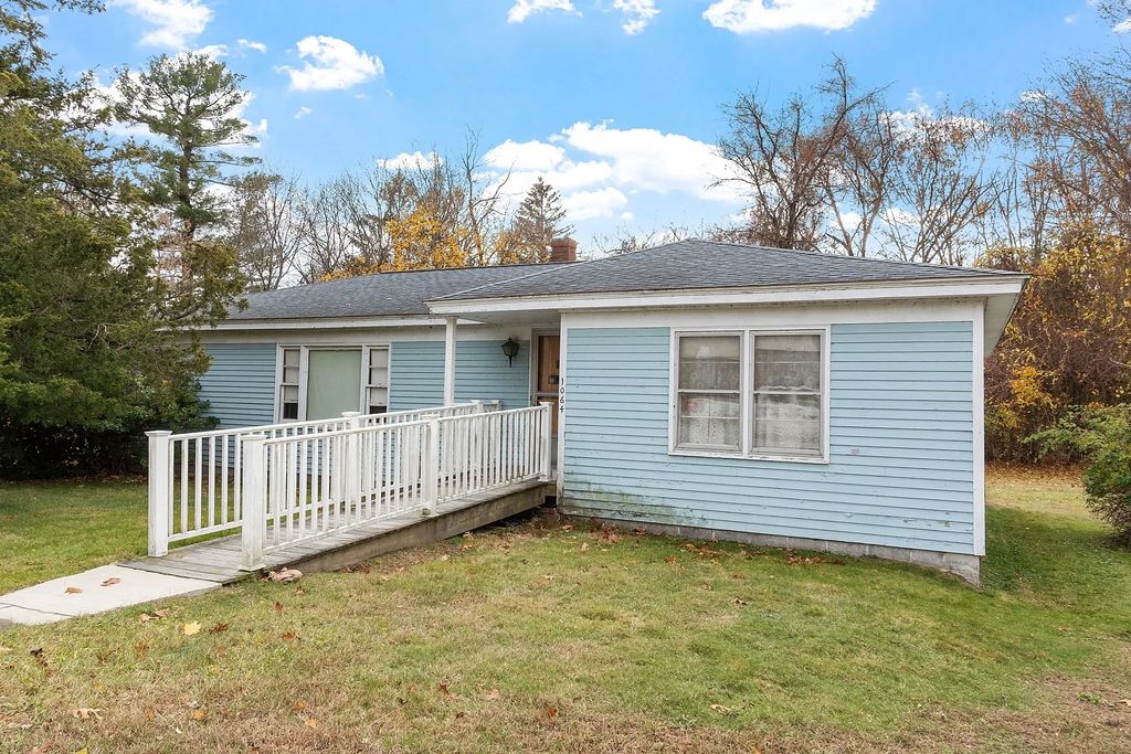 1064 Lakeview Ave, Dracut