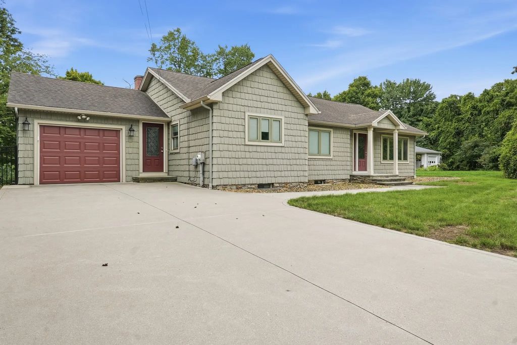 36 Crescent Dr, Ludlow