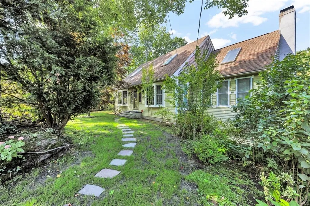 47 Galleon Dr, Falmouth