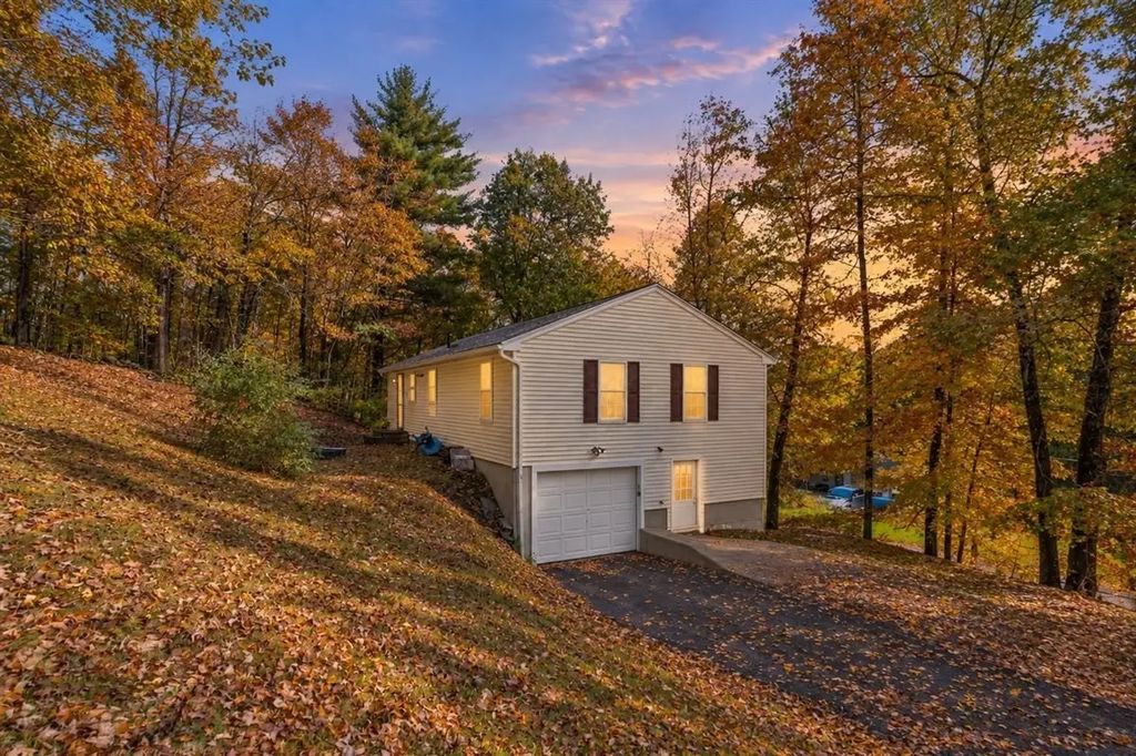 424 Dennison Dr, Southbridge