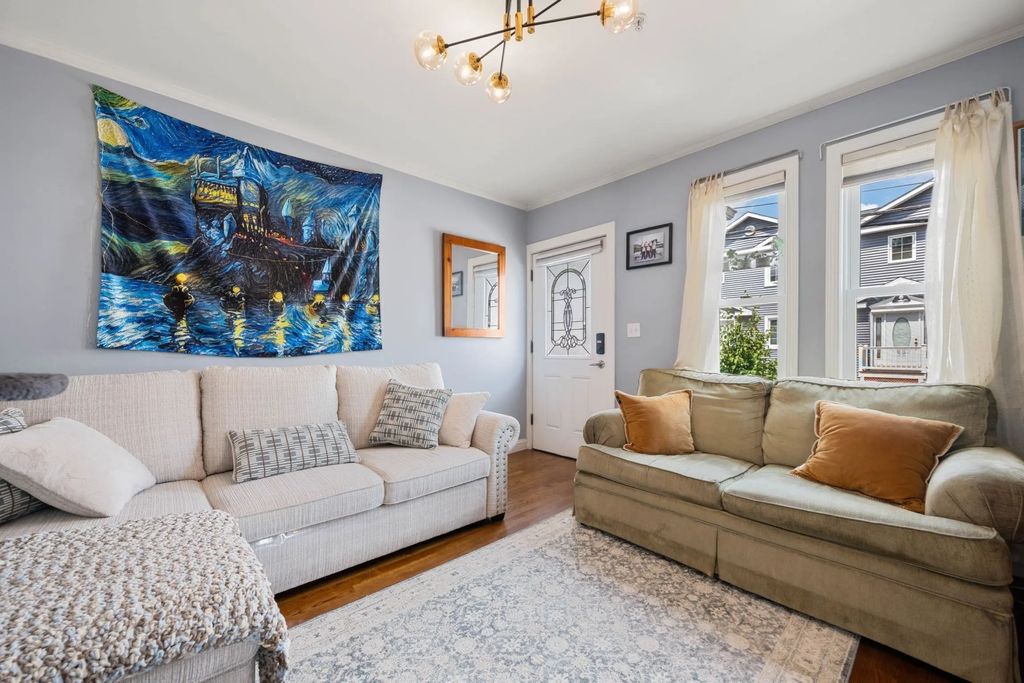 53 Myrtle St #2, Waltham