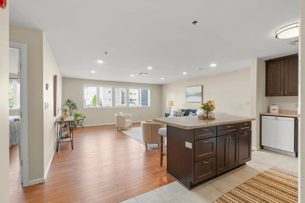 38 Dunham Rd #204, Beverly
