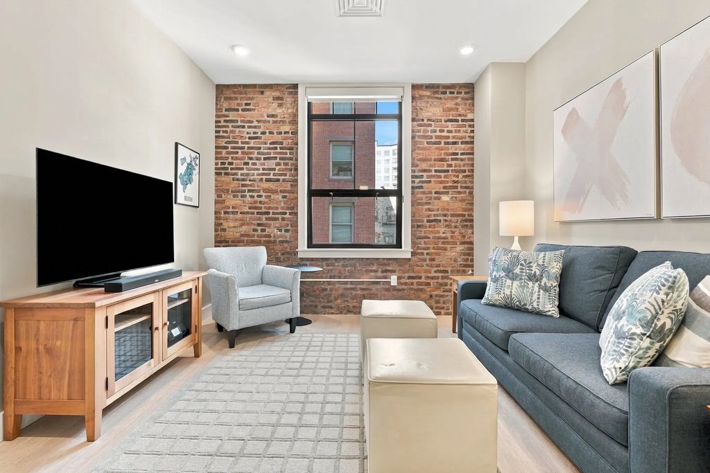 121 Portland St #302, Boston