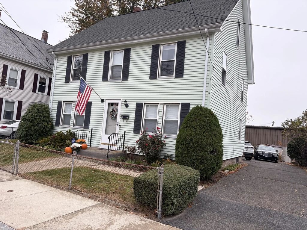 32 Oak Street, Waltham