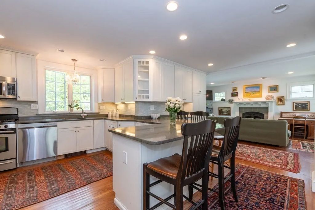 6 Willow Street, Wellesley
