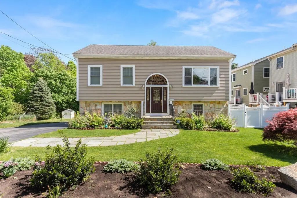 296 College Farm Rd, Waltham